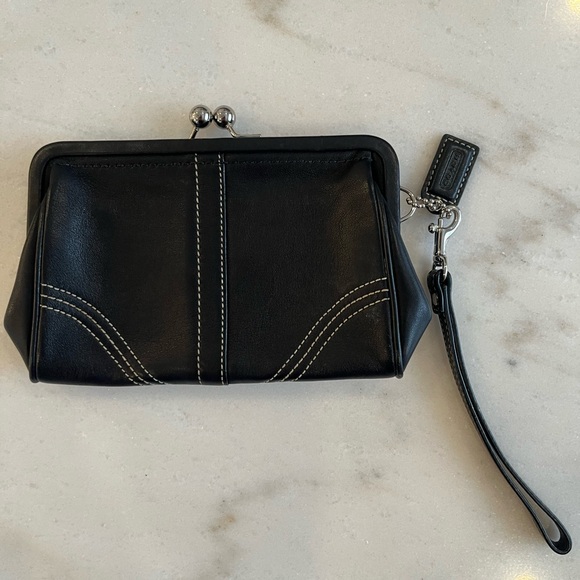 COACH Soho VINTAGE French Kiss Lock Black Leather Framed Clutch Wristlet! - Picture 3 of 4